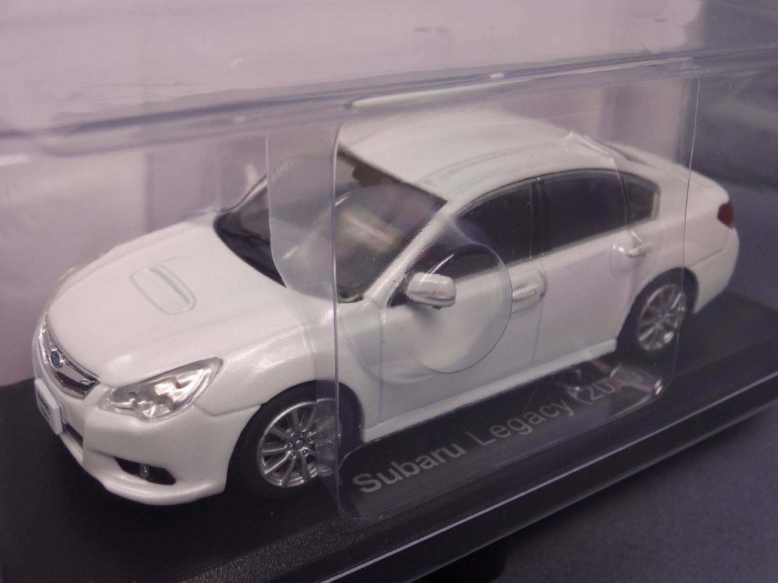 Subaru Legacy ホワイトミニカー 1/43 Subaru Legacy 2010 White 1/43 Scale Box Mini Car Display