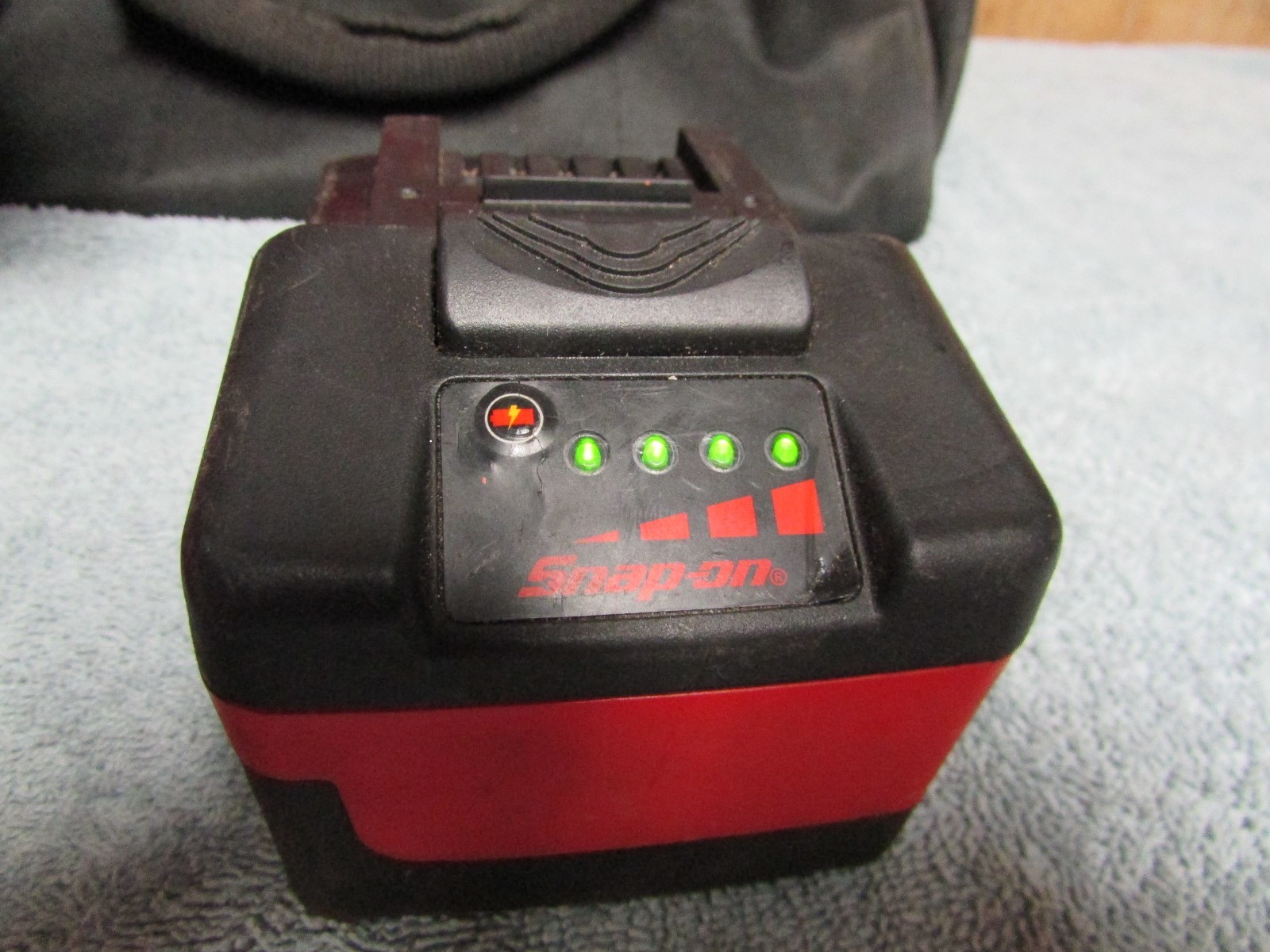 snap on tools 18 volt charger , battery , and storage bag fm-9