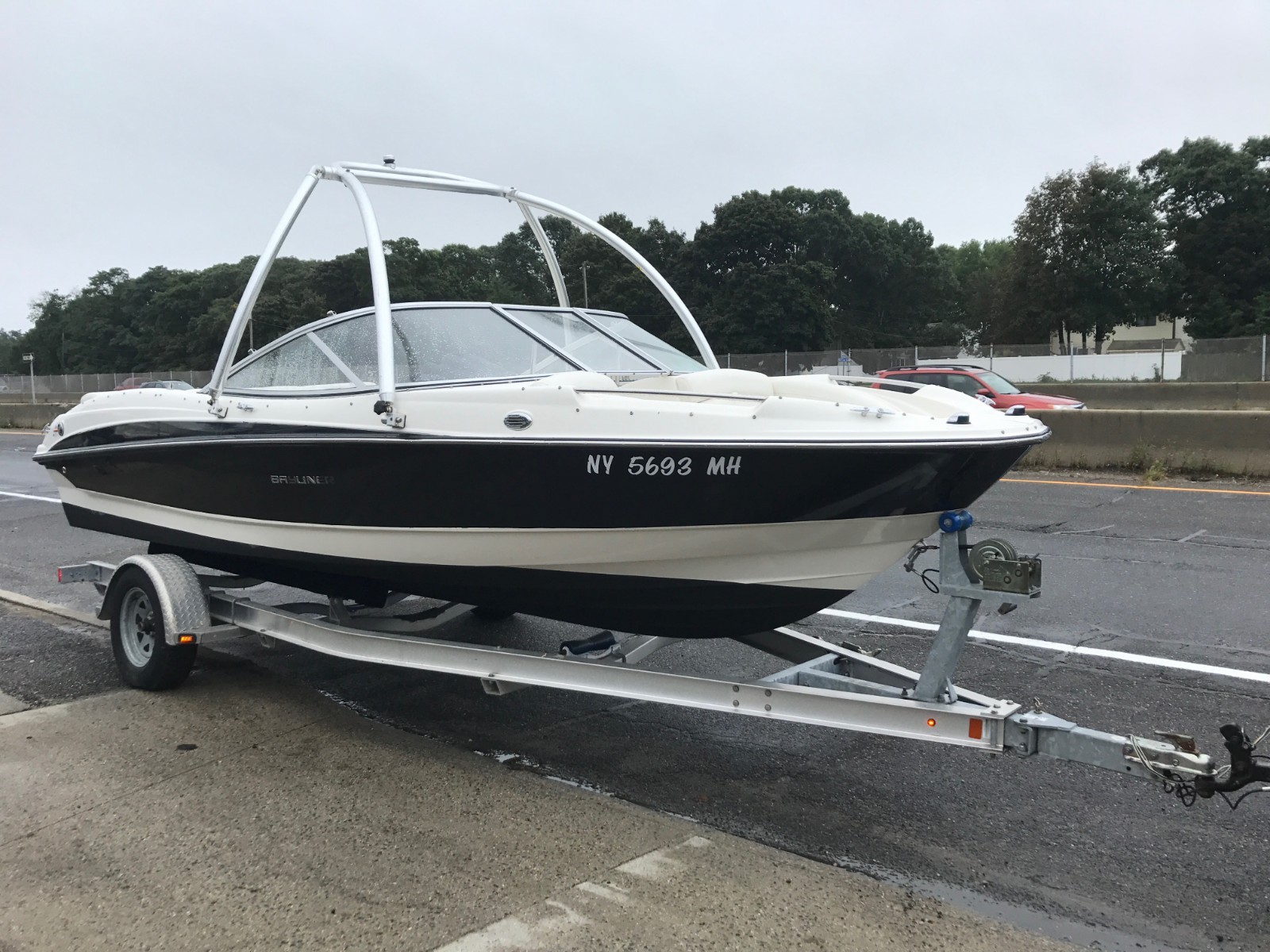2010 Bayliner 215 Bowrider w/ Mercruiser 5.0L engine and trailer!