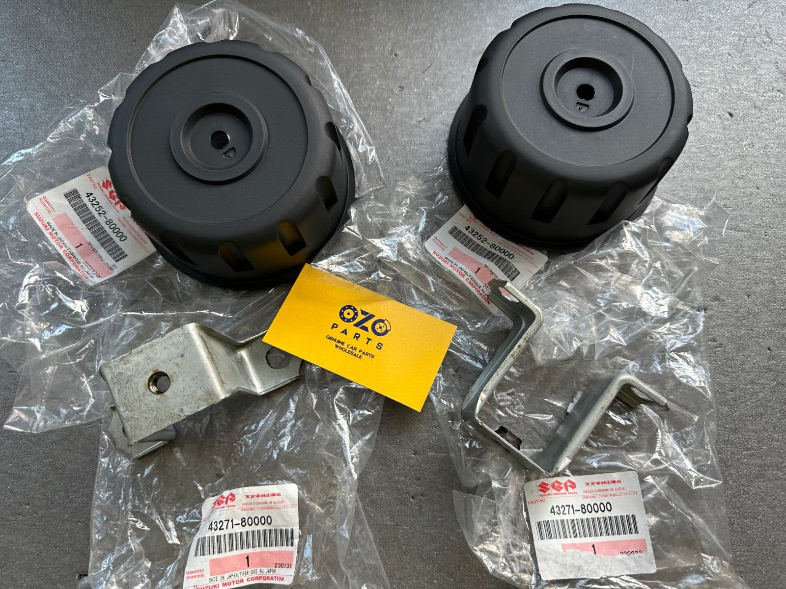 Suzuki Samurai Rear Wheel Hub Caps 43252-80000 with holder Suzuki Samurai Rear Wheel Hub Caps 43252-80000 with holder