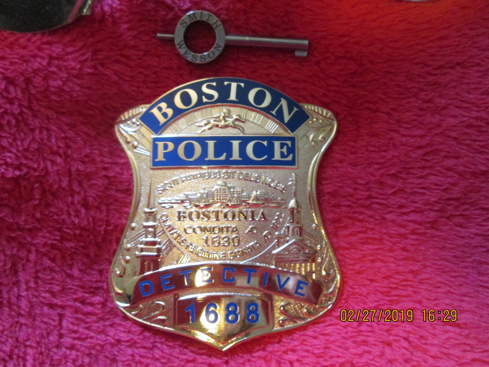 Prop P.D. BOSTON Badge & Hand cuffs Heavy Duty with key and case