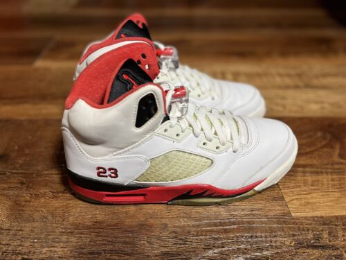 Nike Air Jordan 5 Retro 'Fire Red 2006' - Size 8 - 136027 Nike Air Jordan 5 Retro 'Fire Red 2006' - Size 8 - 136027