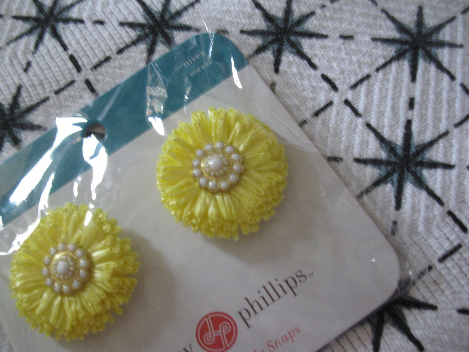 Lindsay Phillips Pair of Nivea Shoe Snaps Rare & Cute!   NIP