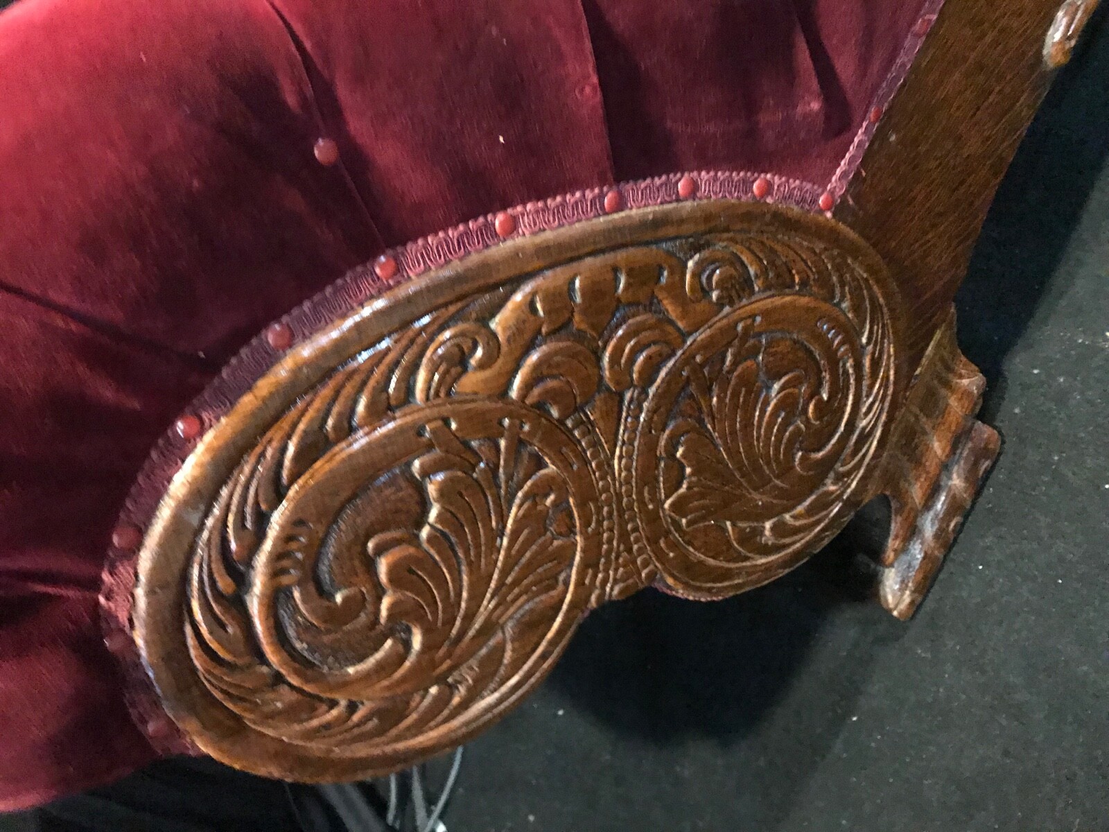 ANTIQUE LATE 1800s TUFTED RED VELVET VICTORIAN FAINTING COUCH CHAISE LOUNGE