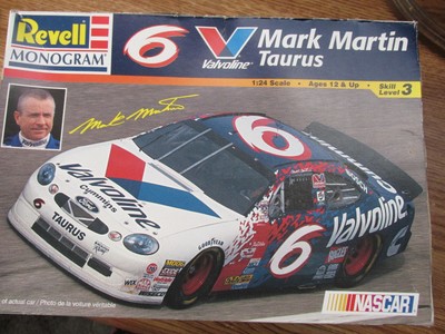 REVELL 1.24 SCALE, MARK  MARTIN VALVOLINE, 1998 TAURUS,1-24 76513 02477