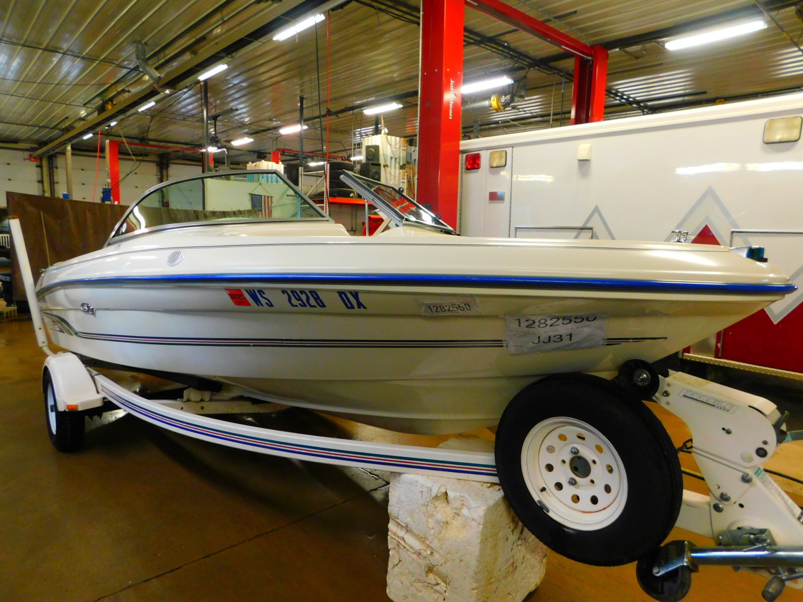 17' Sea Ray 175 Series Mercruiser In/Outboard Sea Ray Trailer T1282550