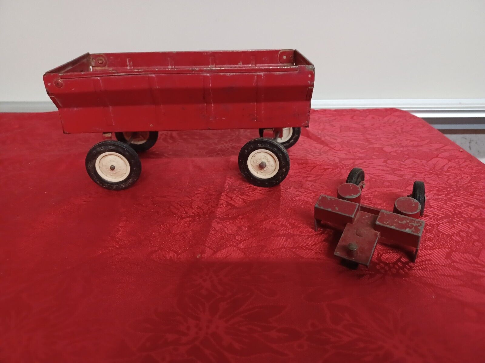 Ertl Red IH Farmall Flared Wagon Two Row Planter 1/16 Farm Toys