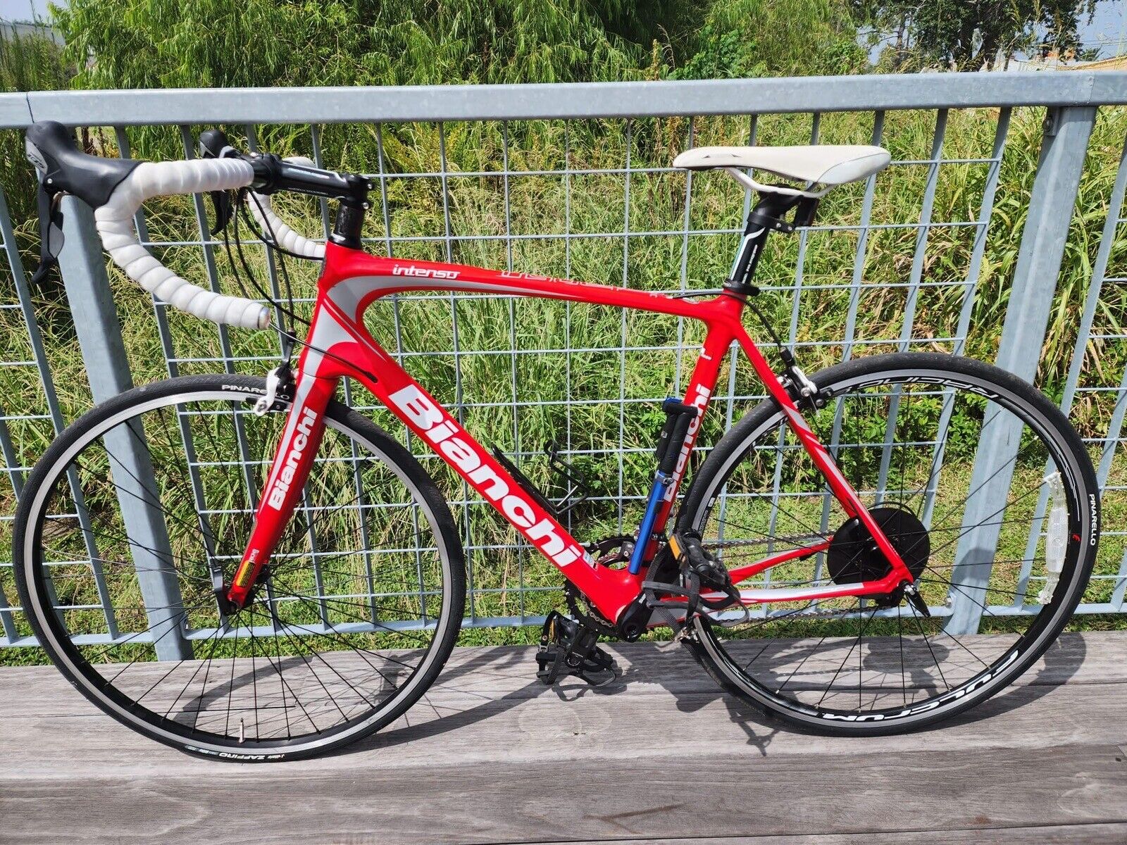 特別セール品】 Bianchi(ビアンキ) 2019年モデル INTENSO105 特別セール品】 Bianchi(ビアンキ) 2019年モデル INTENSO105