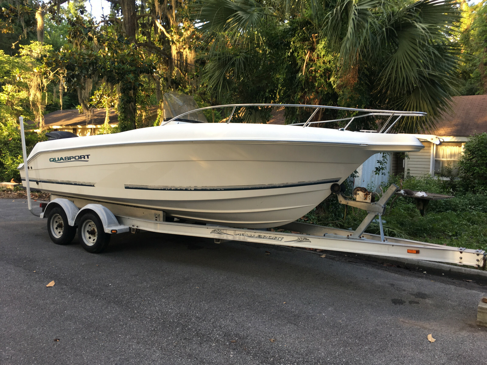 2002 Aquasport 205 Ospery center console
