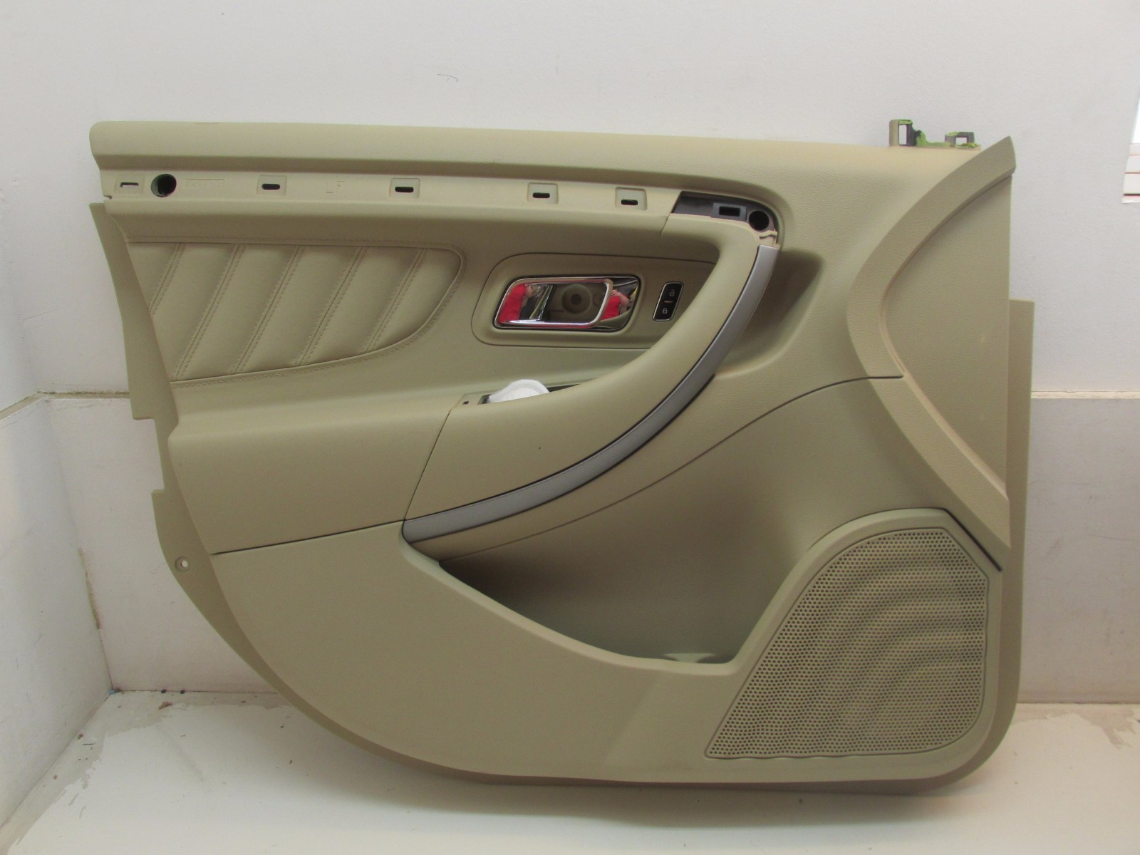 2013-2016 Ford Taurus OEM Front Left Interior Door Panel DG1Z-5423943-AD