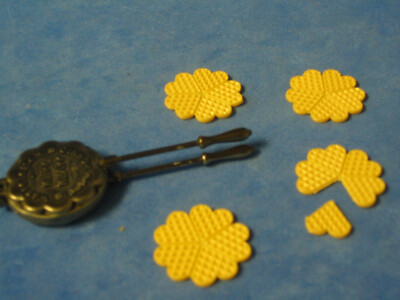 Nr.27130 Bodo Hennig Waffeleisen / Waffeln 1:10 Puppenstube Puppenhaus Kaufladen