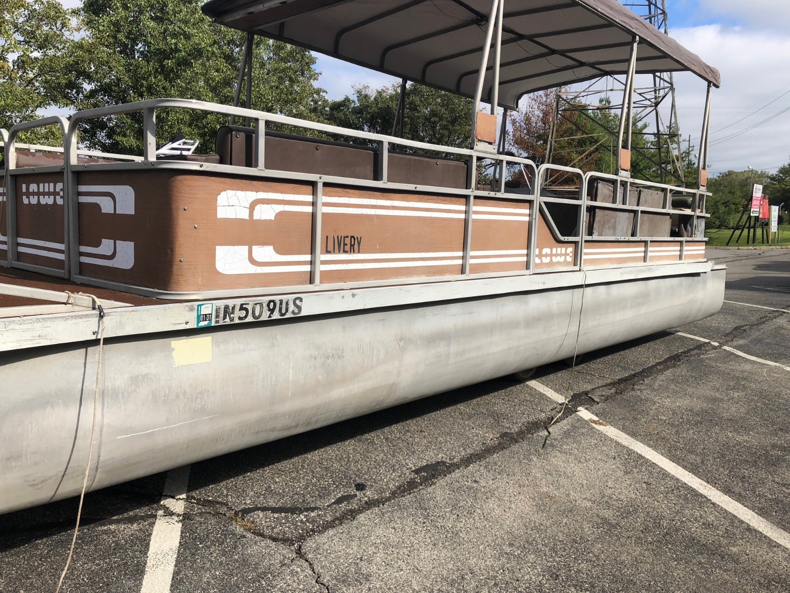 1982 LOWE PONTOON WITH 1987 40 HP EVINRUDE AND CUSTOM SNAP ON COVER