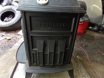 Vermont Castings Resolute Wood Burning Stove With Screen in Very Good Condition!