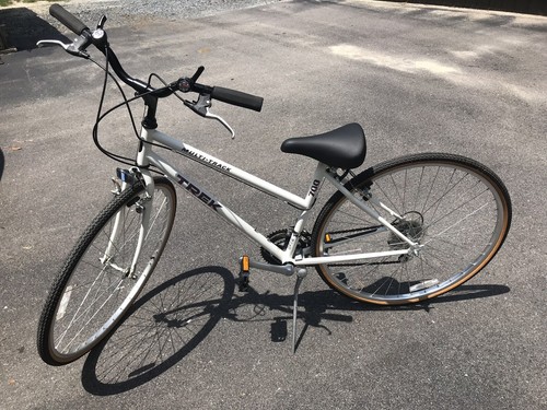 Trek 7100 Women’s Bicycle Excellent Shape With Owners Manual. 26”