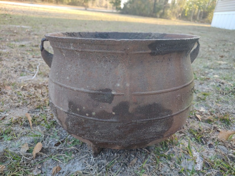 ANTIQUE Pocasset 10 Gallon Cast Iron Cauldron