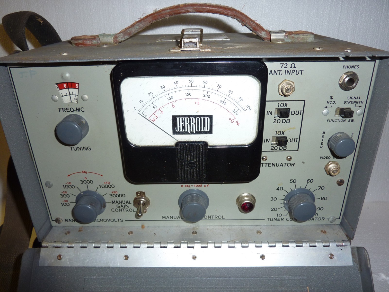 Vintage Jerrold Calibrated Field Strength Meter Model 704B Untested