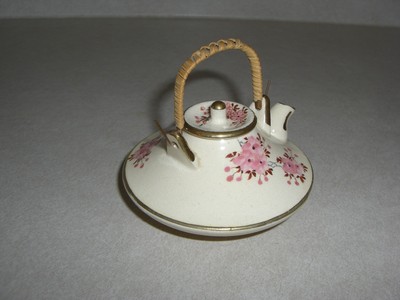 SIGNED SATSUMA MINIATURE SAKE OR TEA POT, CHERRY BLOSSOMS DESIGN