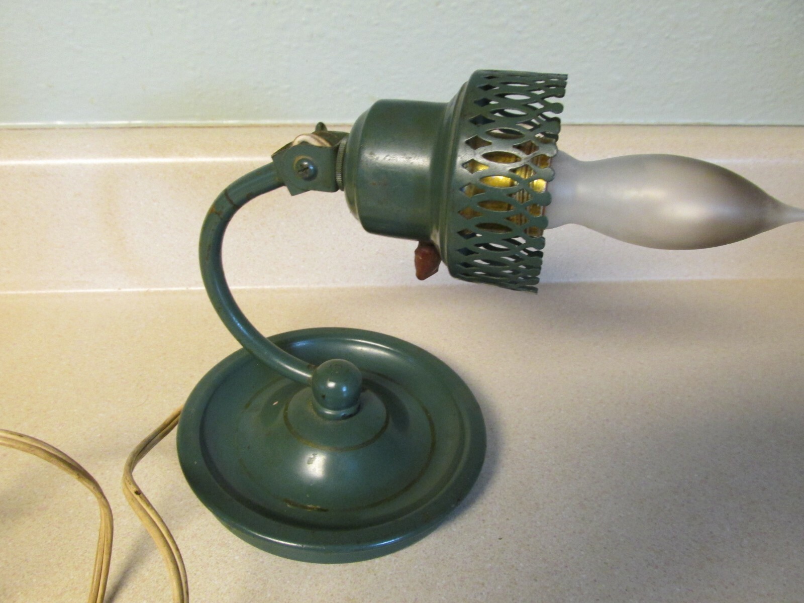 VINTAGE WALL MOUNT METAL ELECTRIC LIGHT WITHOUT SHADE GREEN ADJUSTABLE!