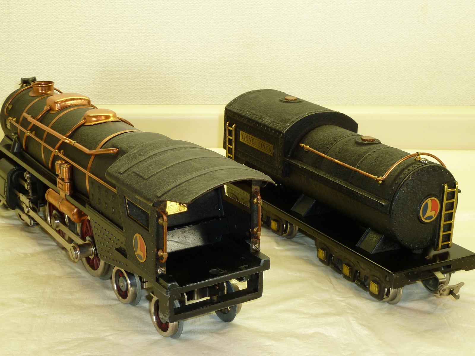 LIONEL 1932-33 BLACK CRACKLE 400E LOCO & 400T TENDER - RARE