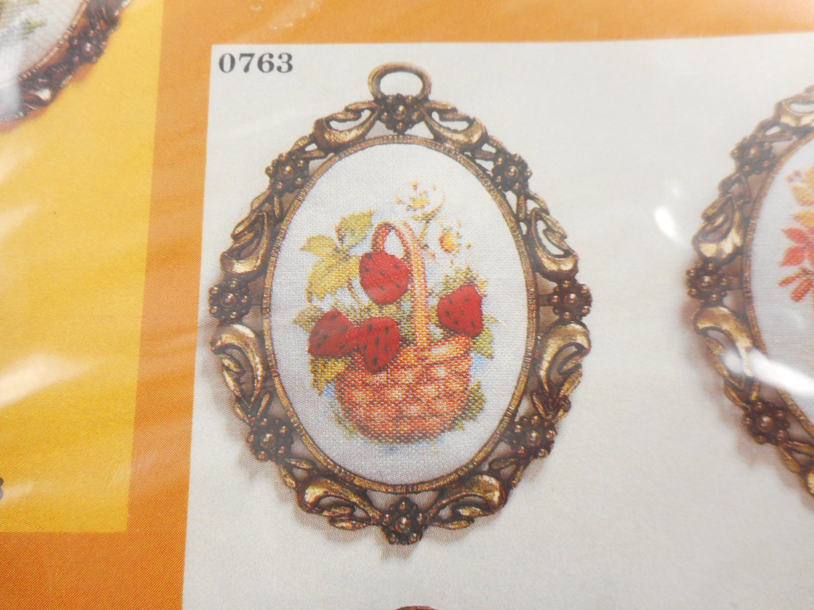 Vtg Creative Circle Needlework Kit #763 Basket of Strawberries with Metal Frame