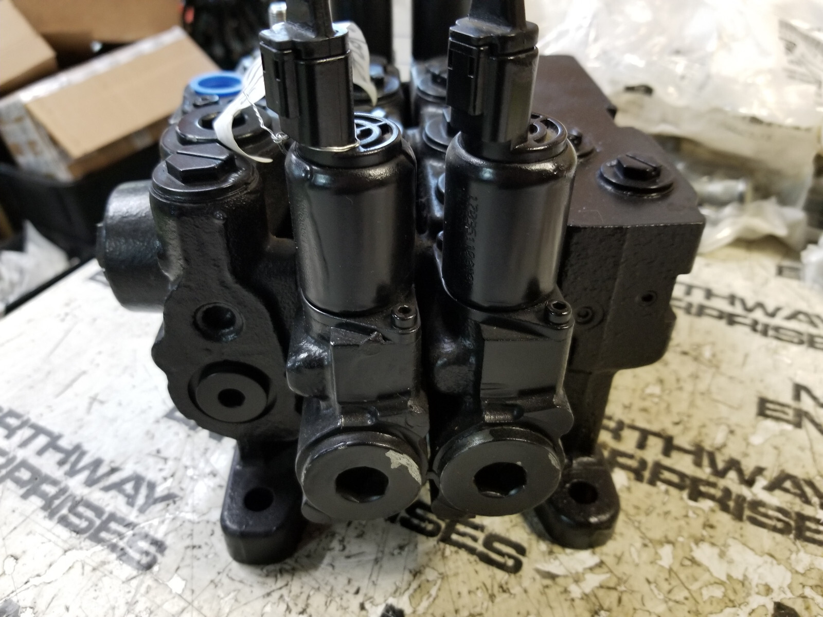 JCB HUSCO VALVE BLOCK ASSEMBLY , SCX120-B3, SX124B, T126117, 4 SPOOL - Picture 3 of 9