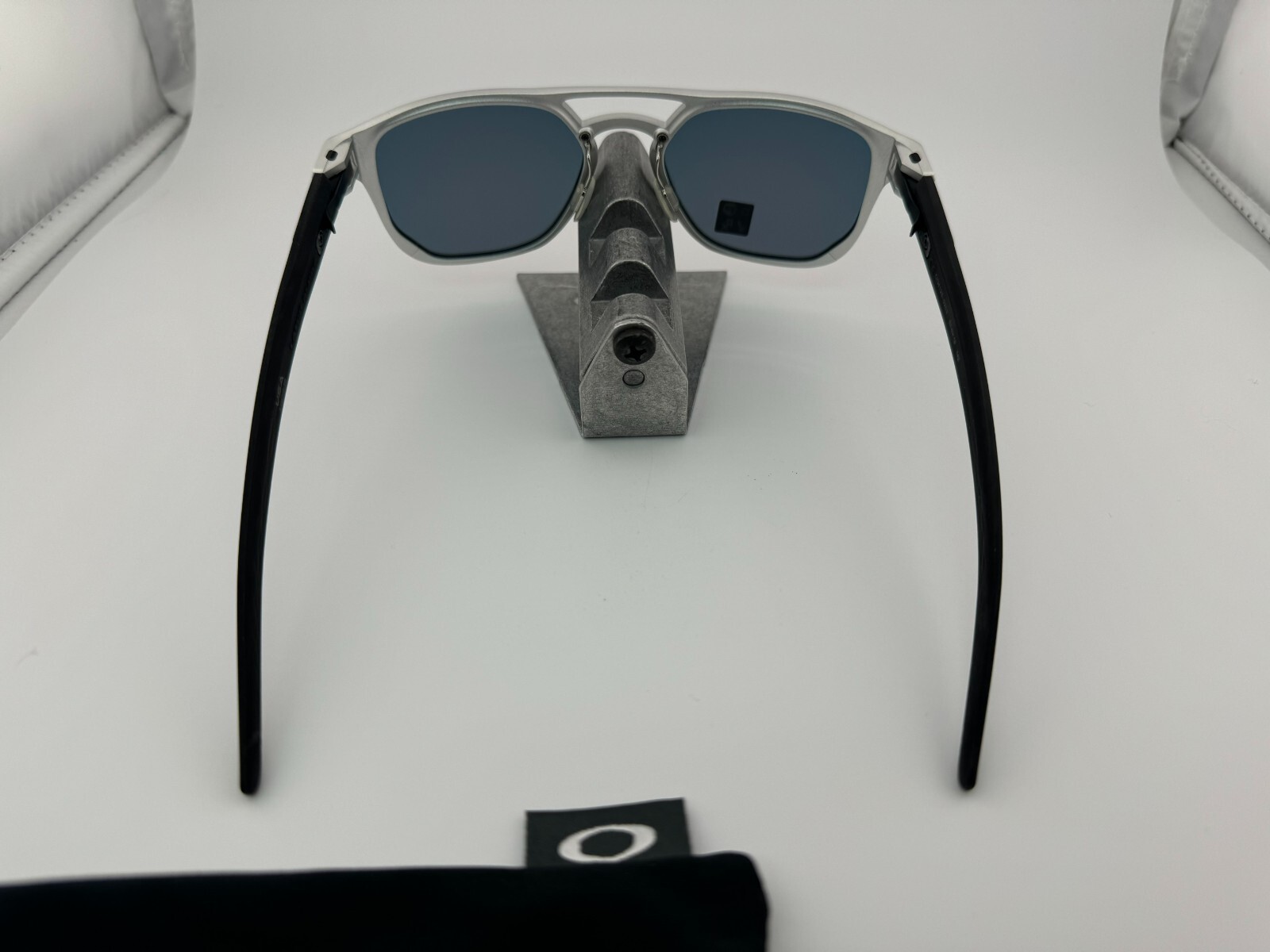 Pre-owned Oakley Latch Alpha Matte Silver Torch Iridium Sunglasses Authentic Oo4128-02