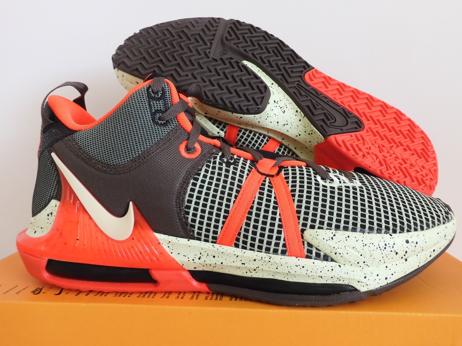 NIKE LEBRON WITNESS VII 7 BLACK-BARELY VOLT SZ 15 [DM1123