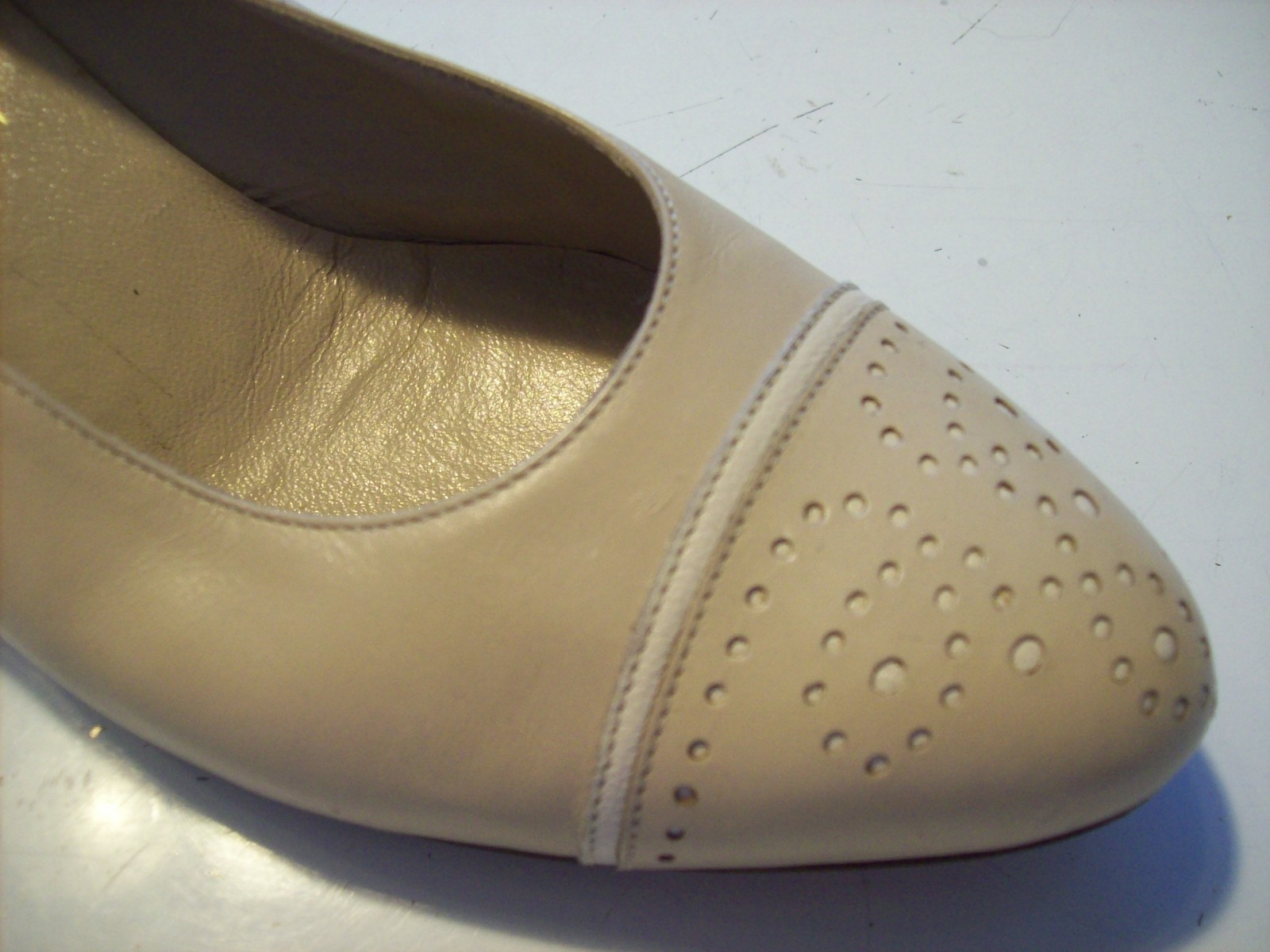 Vintage Salvatore Ferragamo Ivory Leather Pumps Heels Wingtip Shoe Size 5 cLOSeT