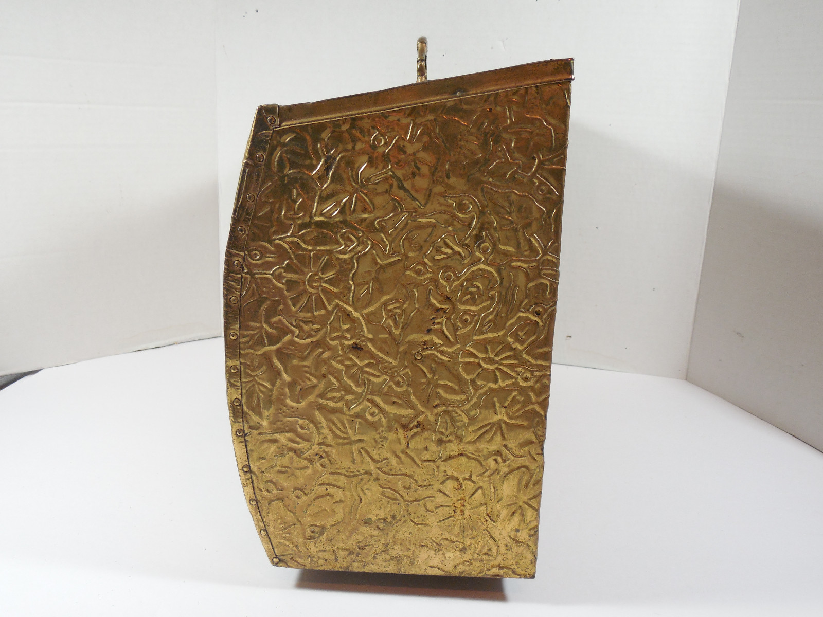 VINTAGE EMBOSSED WOOD BRASS MEDIEVAL KITCHEN MOTIF MAGAZINE RACK BOX RETRO DECOR