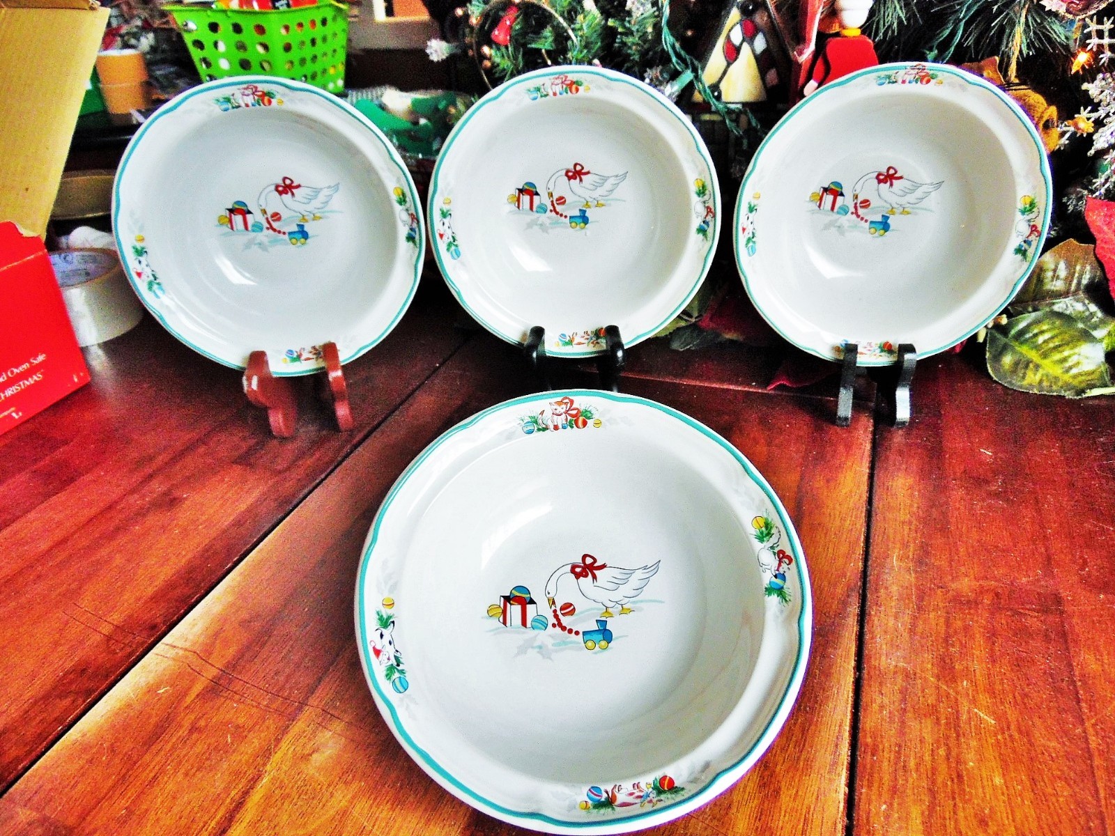 4 NEW OTHER INTERNATIONAL CHINA COUNTRY CHRISTMAS SOUP CEREAL BOWLS W/BOX