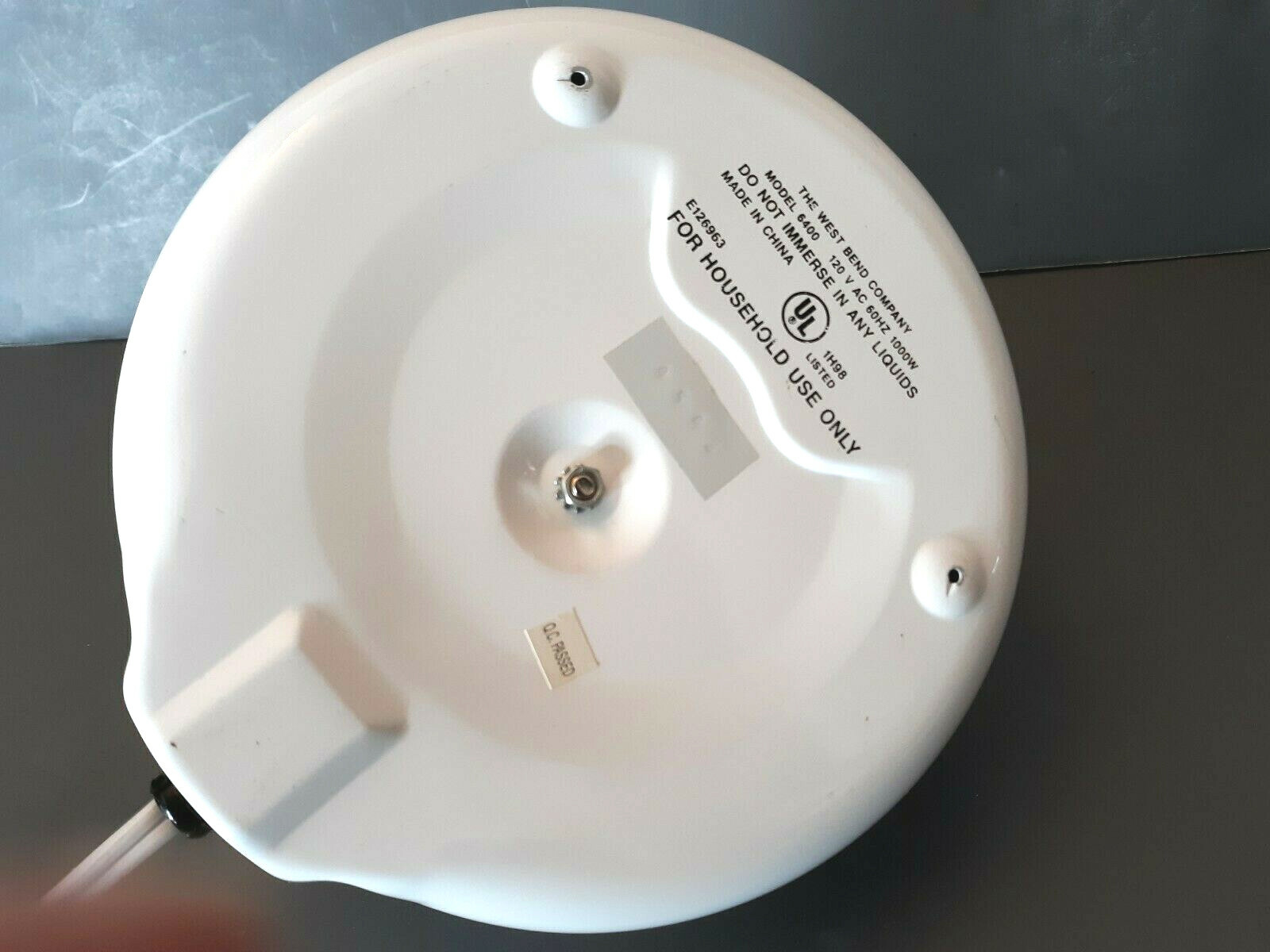 West Bend 1 Qrt Electric Tea kettle 6400 White Electric Whistling Hot Pot Cocoa