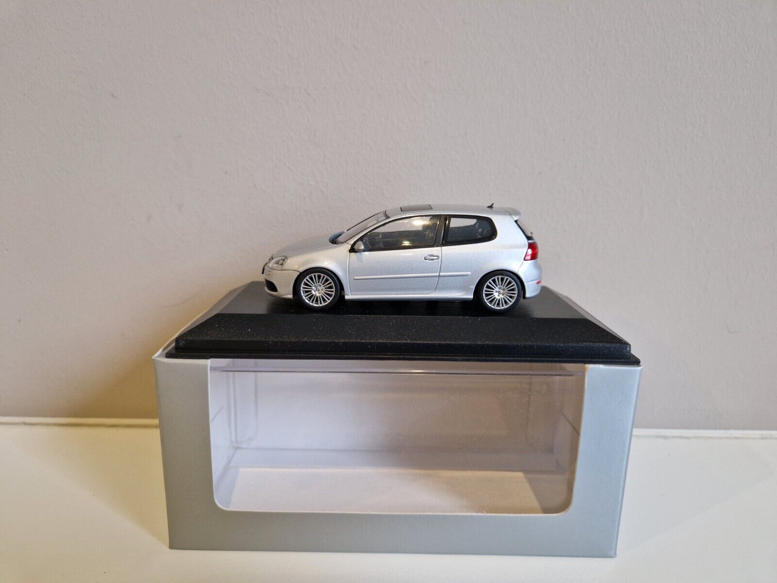 Amazon | MINICHAMPS 1/43 Volkswagen Golf R32 2005 Red
