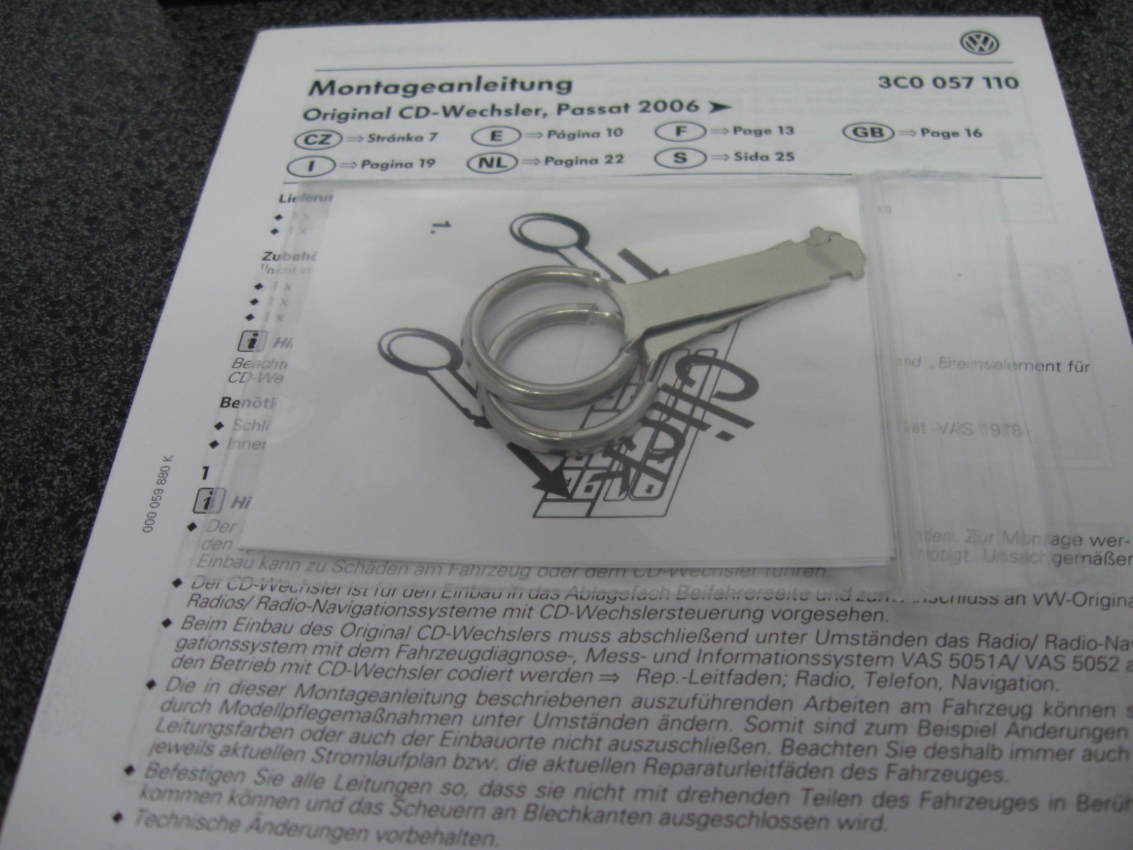 NEW GENUINE VOLKSWAGEN PASSAT 6 DISC SLAVE CD CHANGER (P/N 3C0 057 110)