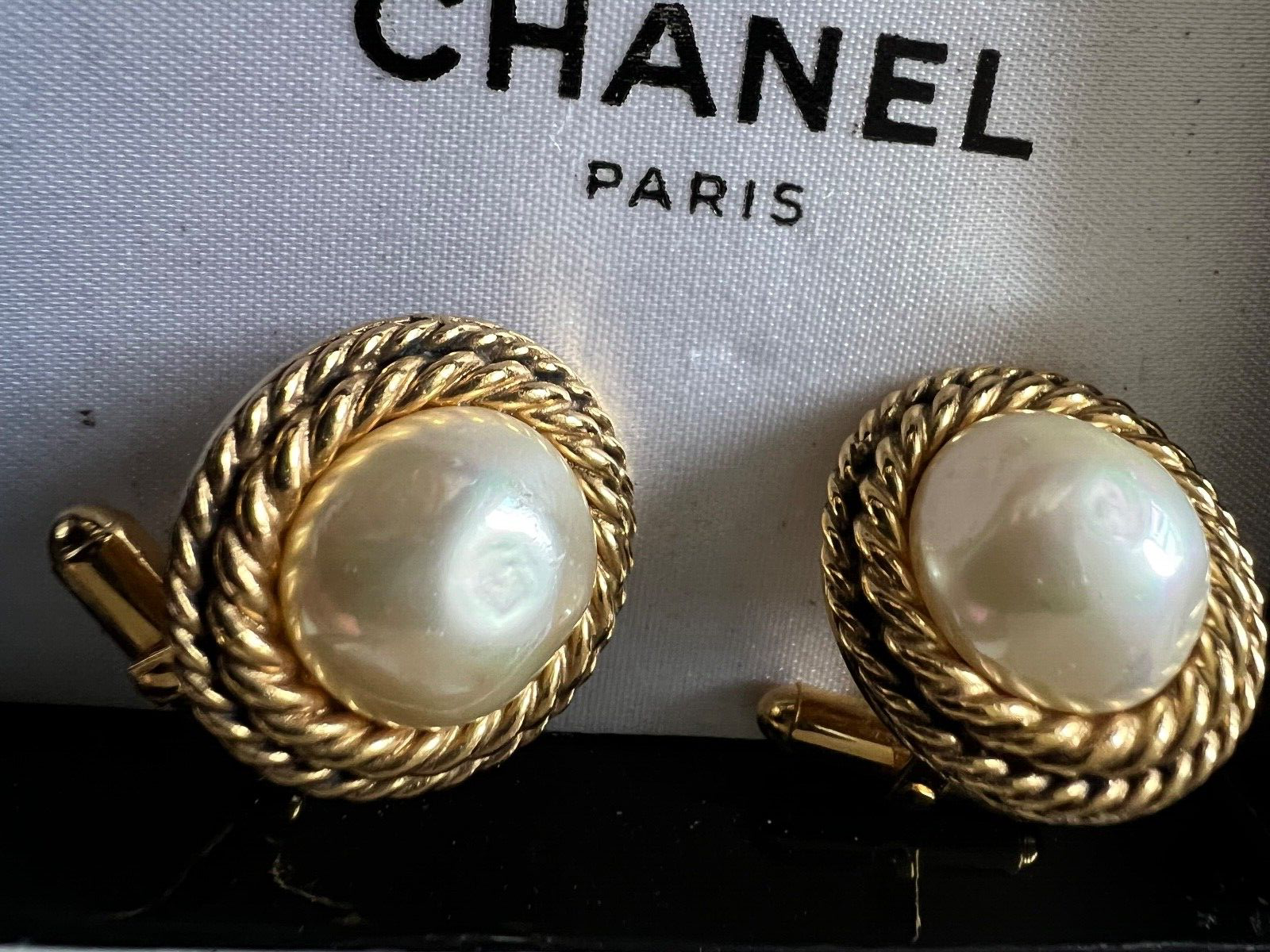 CHANEL VINTAGE 80-90 PEARL 24K GOLD CC LOGO CUFFLINKS SIZE