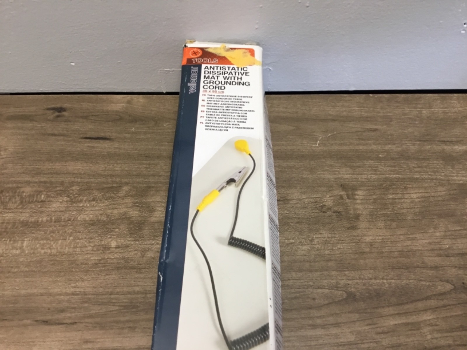 Antistatic dissipative mat with grounding cord