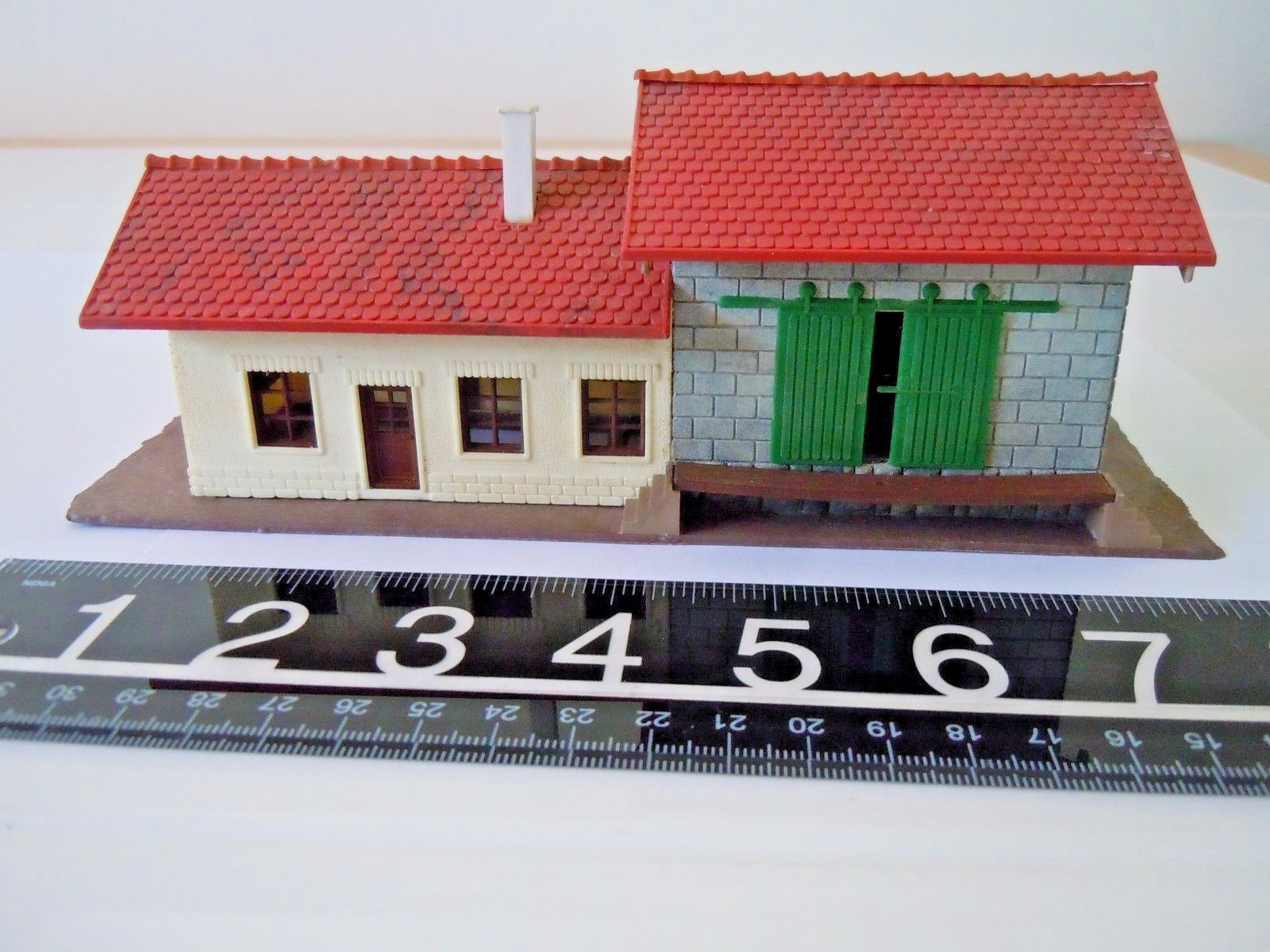 HO Scale, Unbranded, Maintenance Building  & 7 Cars, Pre-Owned ~ Inventory #1503