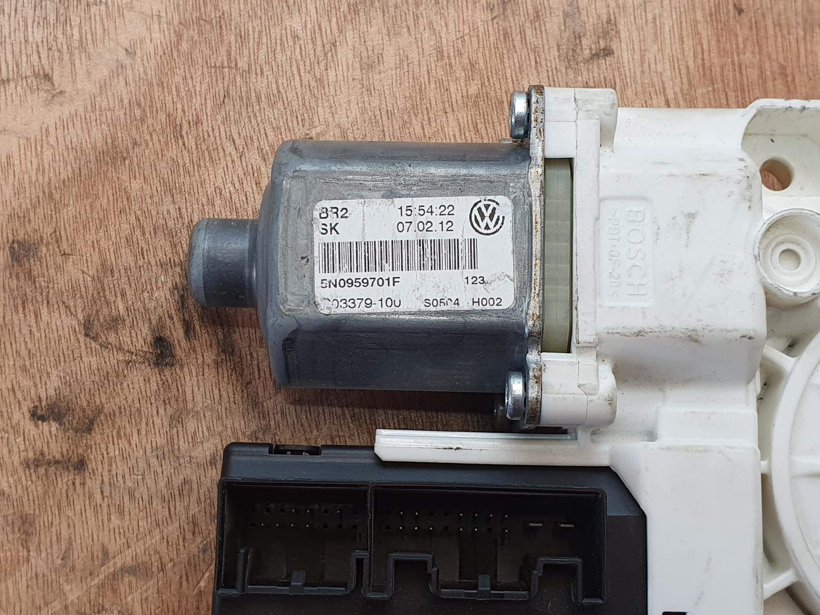 2010 Tiguan VW RIGHT FRONT WINDOW REG/MOTOR 5N POWER 05/08-08/16 5N0959701 image 2