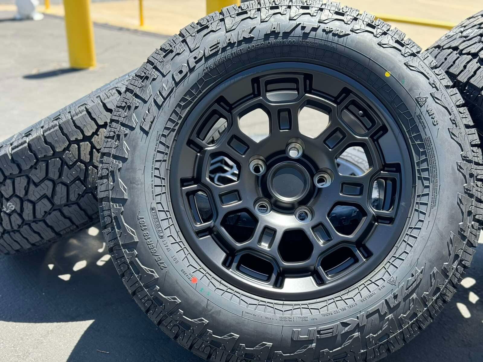 【Toyo】 Toyo Tundra Open Country R/T Trail Tire 354120 (33