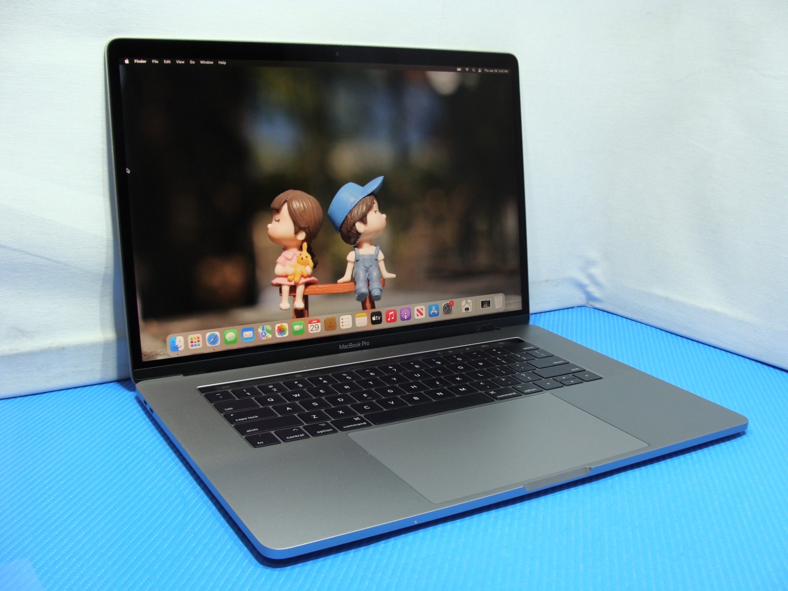 Apple MacBook Pro 15" Mid-2017 i7-7700HQ 16GB 256GB Radeon Pro 555 - Thumbnail 3