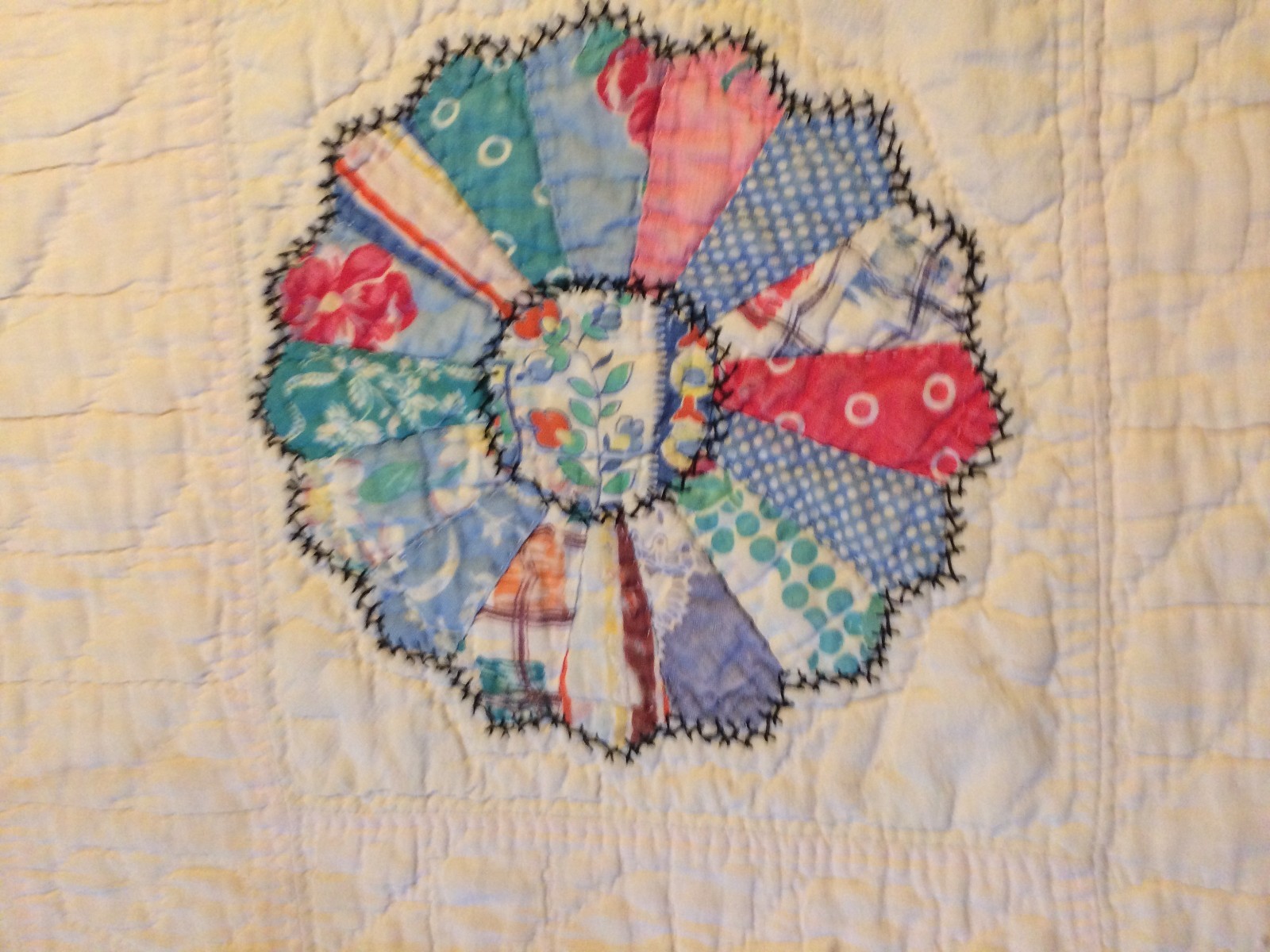 Vintage Handmade Dresden Plate Block Pattern Quilt  64''x75