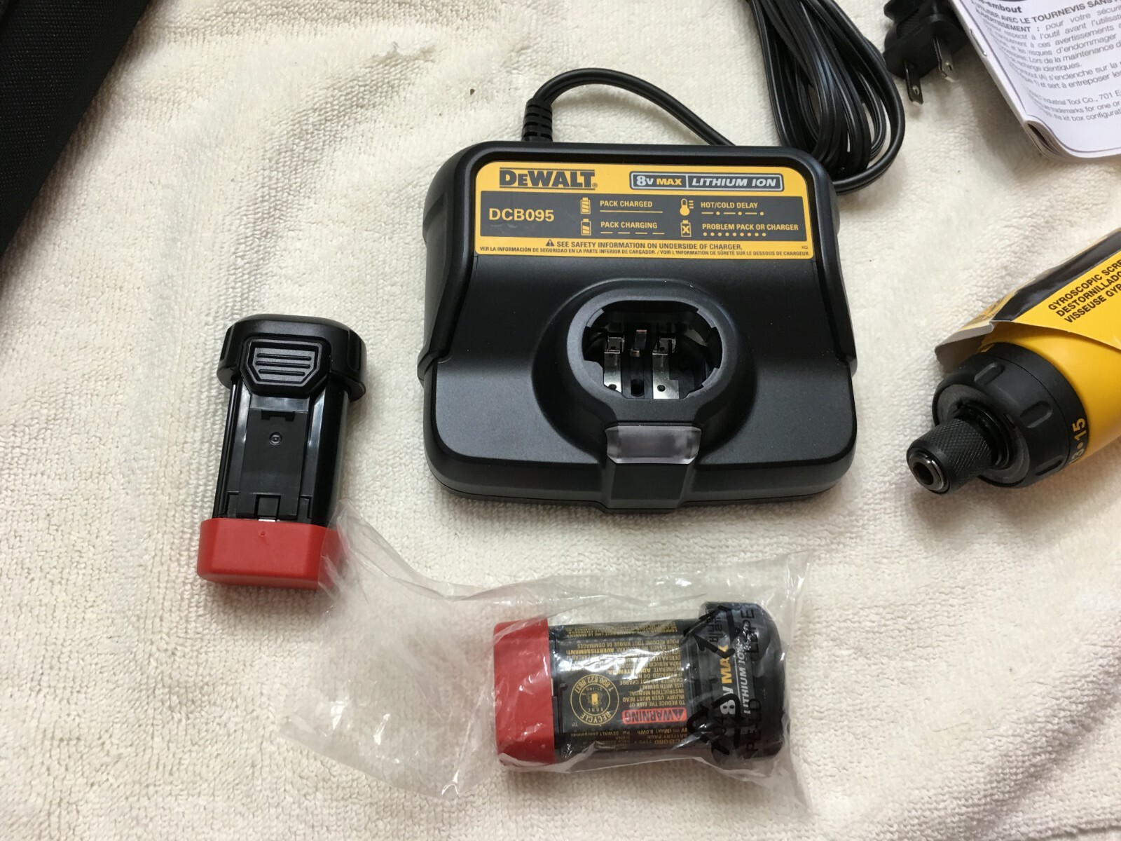 DEWALT DCF680N2 8V MAX GYROSCOPIC SCREWDRIVER W/ 2 LI-ION BATTERIES