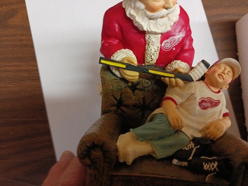 Detroit Red Wings Figurine Santa's Gift Memory in Original Box 2001 Limited