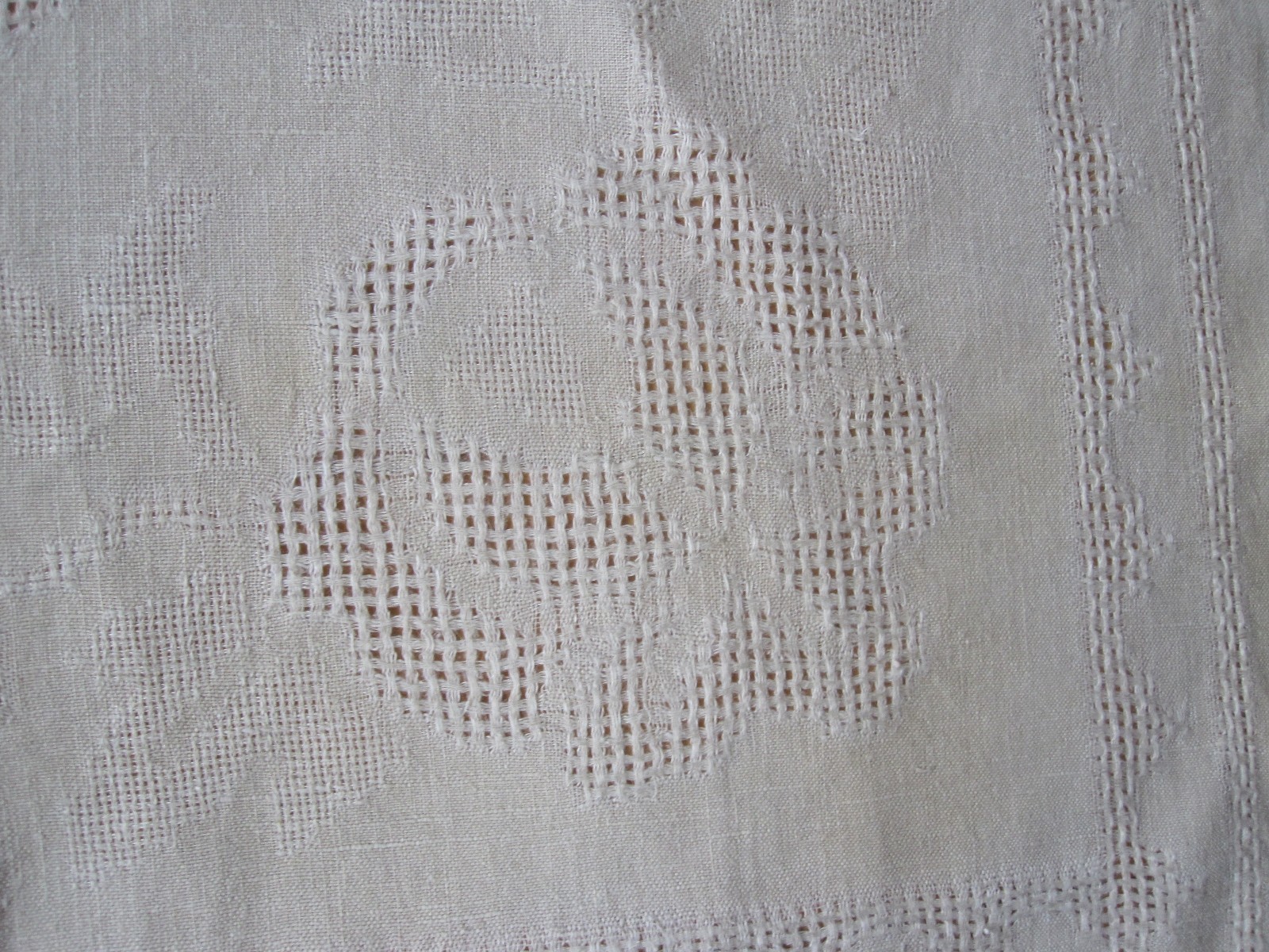 HANDSOME VINTAGE BEIGE NATURAL SOFT LINEN BLEND WOVEN TABLECLOTH 70