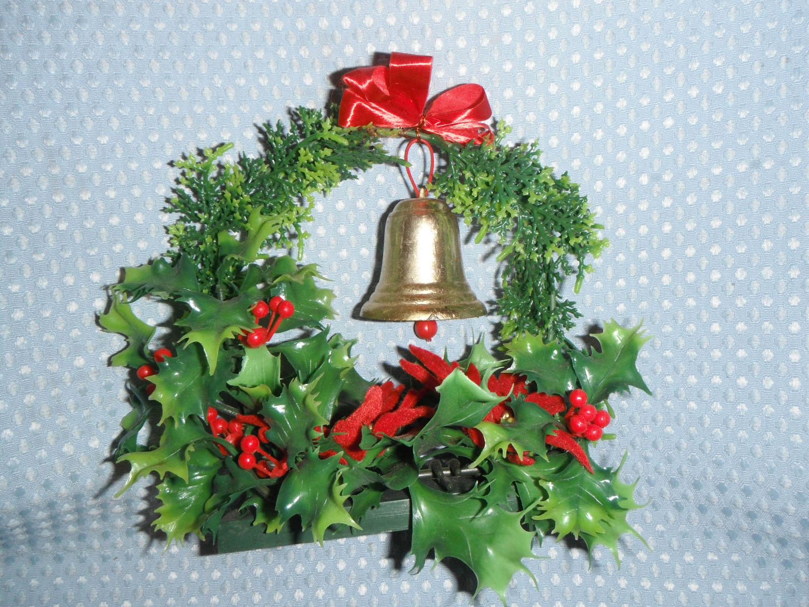 Vintage Holly Wreath w/Bell Centerpiece Vinyl Box Free Shipping USA