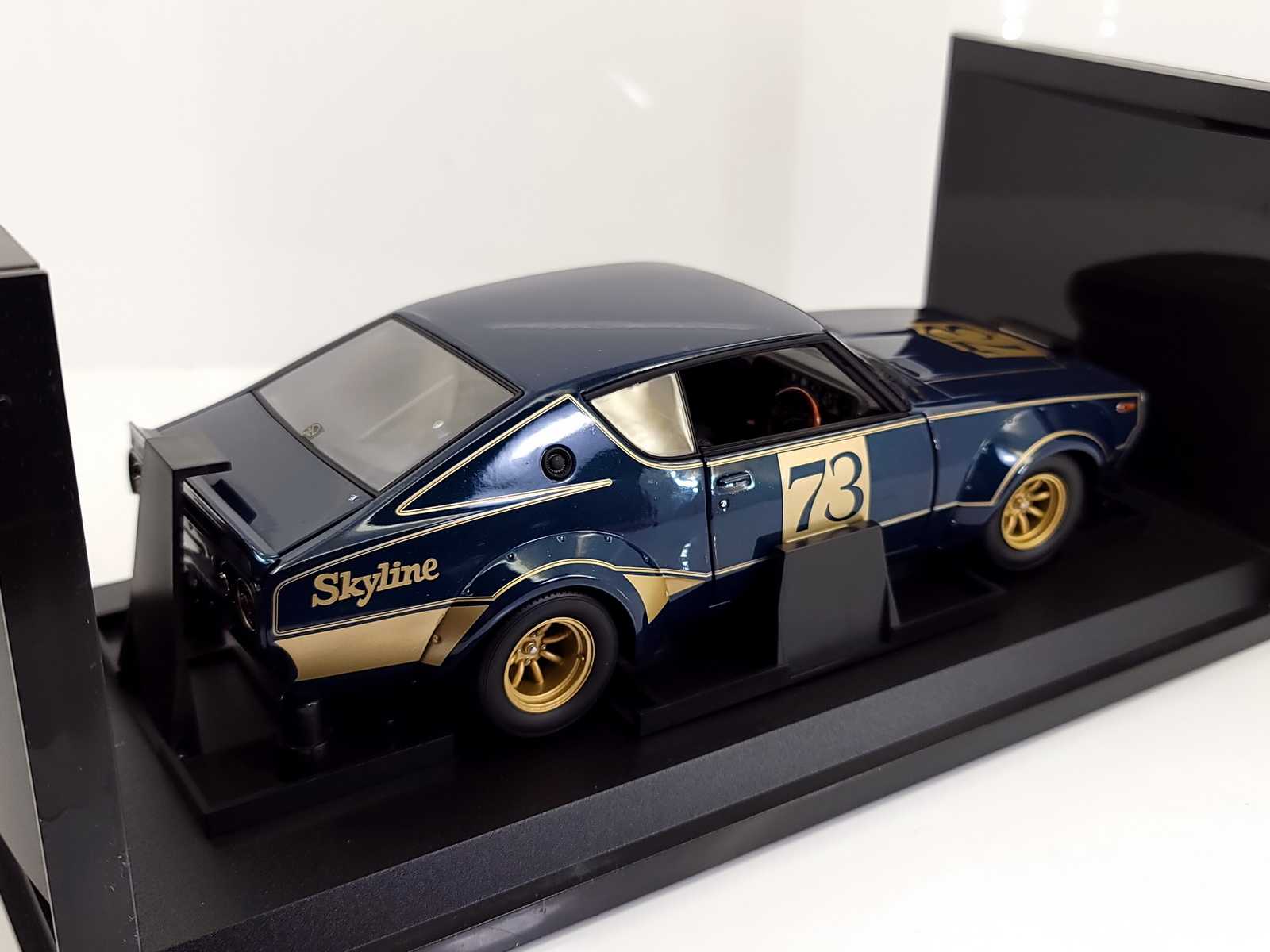 1/18 KYOSHO NISSAN SKYLINE 2000 GT-R GTR (KPGC10) w/ F