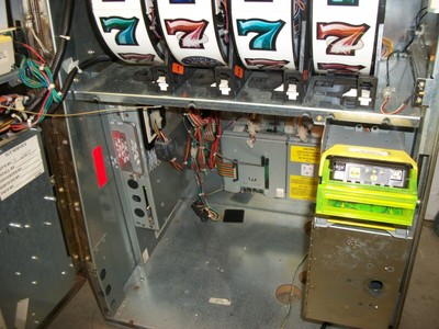 IGT S2000 TRIPLE LUCKY MAGIC 7777's 4 REEL SLOT MACHINE