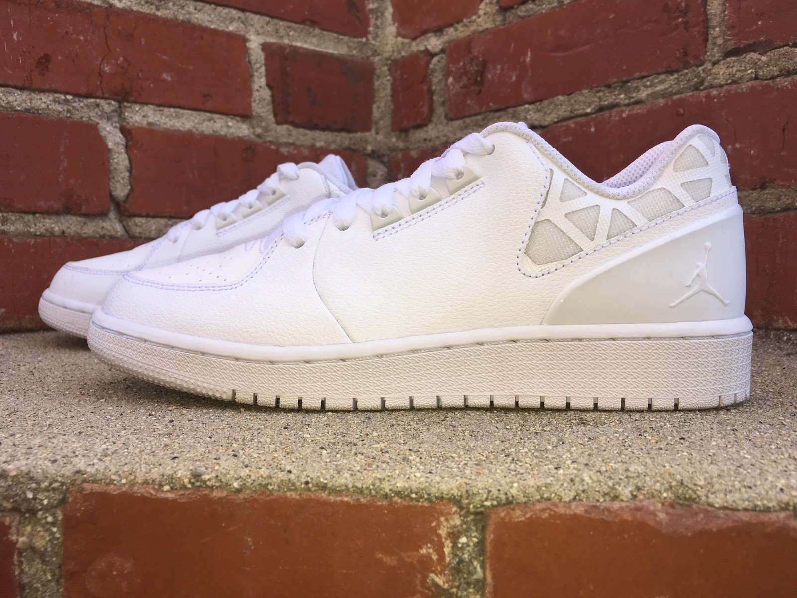 Nike Air Jordan 1 Flight 3 Low Top White Sneaker Youth Sze 5.5Y Style 725094 100 Unisex Kids 