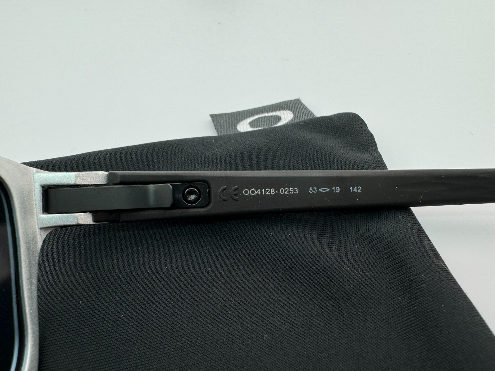 Pre-owned Oakley Latch Alpha Matte Silver Torch Iridium Sunglasses Authentic Oo4128-02