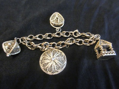 Vintage 10 karat Gold Canadian Maple Leaf Bracelet Charm 16mm x 13mm.