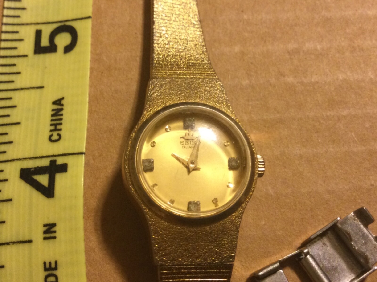 Seiko Ladies Gold Tone Wrist Watch 8Y21-0020 4 Diamonds